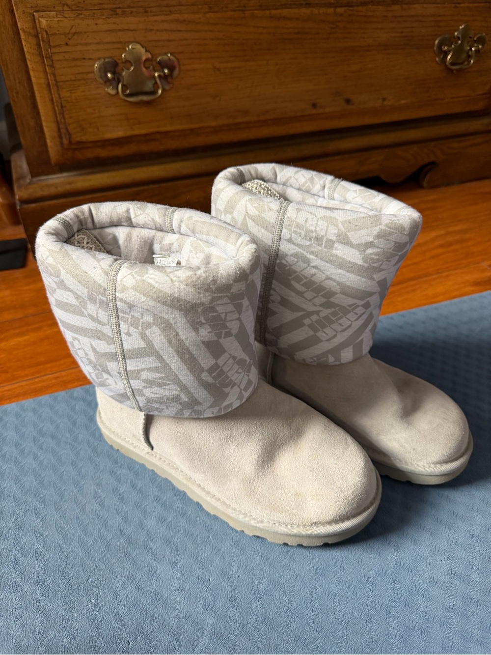 Women's Light Gray Fold-Over Winter Boots Uggs